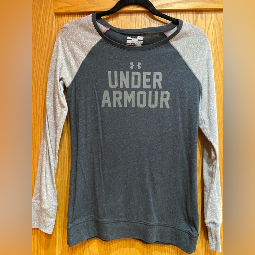 Under Armour Women’s gray long sleeve shirt semi fitted heat gear, size small.
